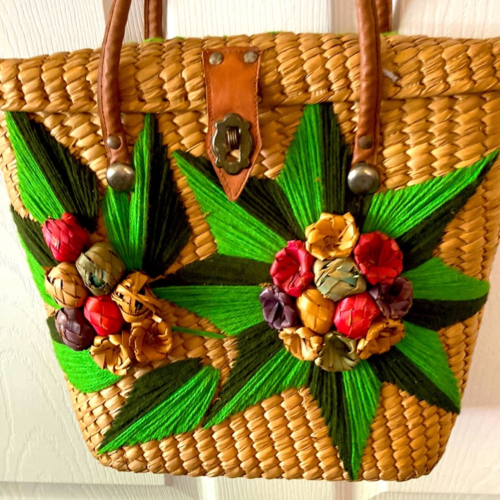 Cute straw weaved handbag with weaved flower.